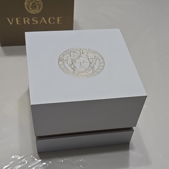 Versace Gold Luxury Watch with Rectangular Face - Picture 7 of 9